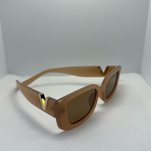Chic Retro Rectangle Sunglasses - Light Brown with Gold V   UV 400 protection main image 10